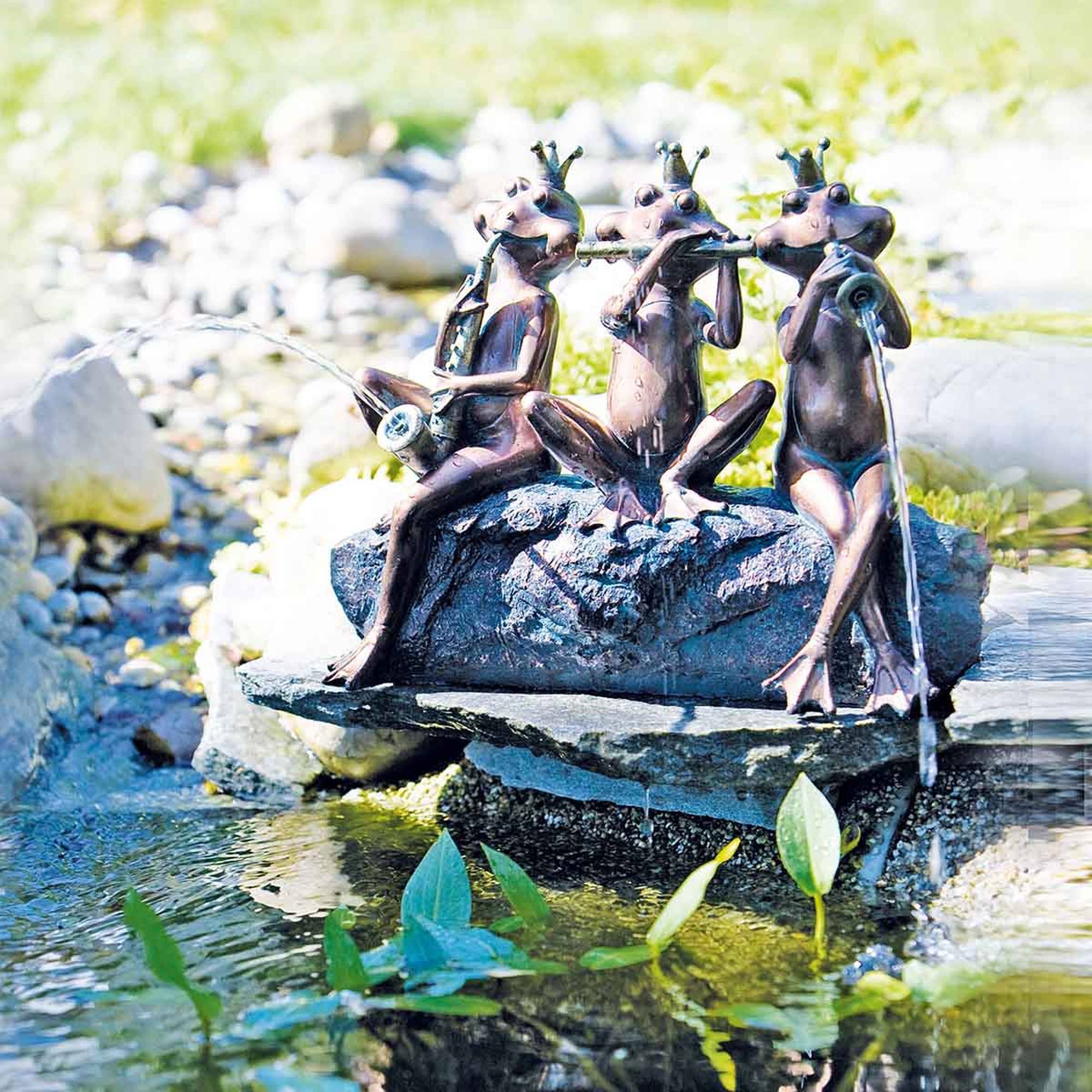 Wasserspeier drei Flötenspielen sitzend auf Stein in Bronze